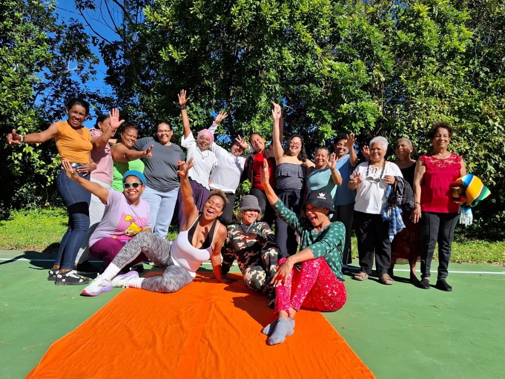 Grupo de mujeres participando en una actividad comunitaria al aire libre